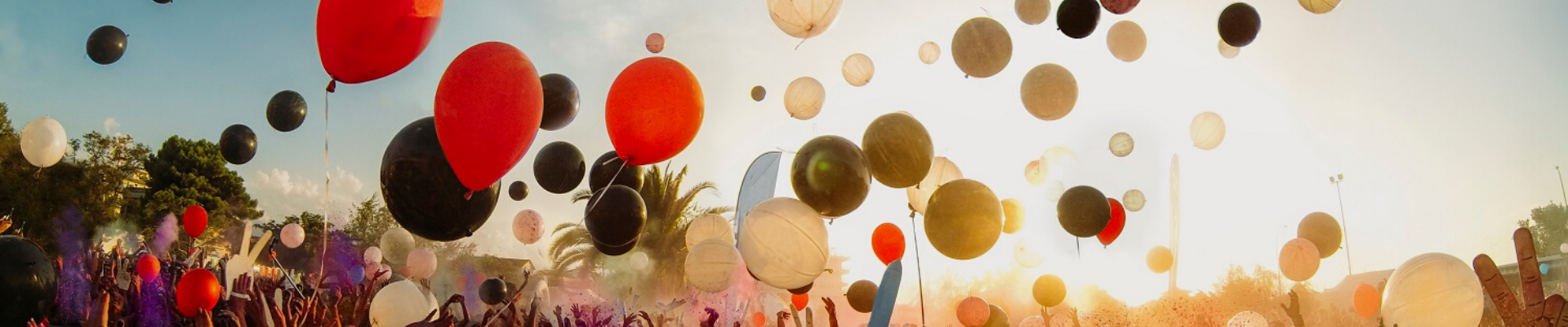 Bunte Luftballons steigen in den Himmel